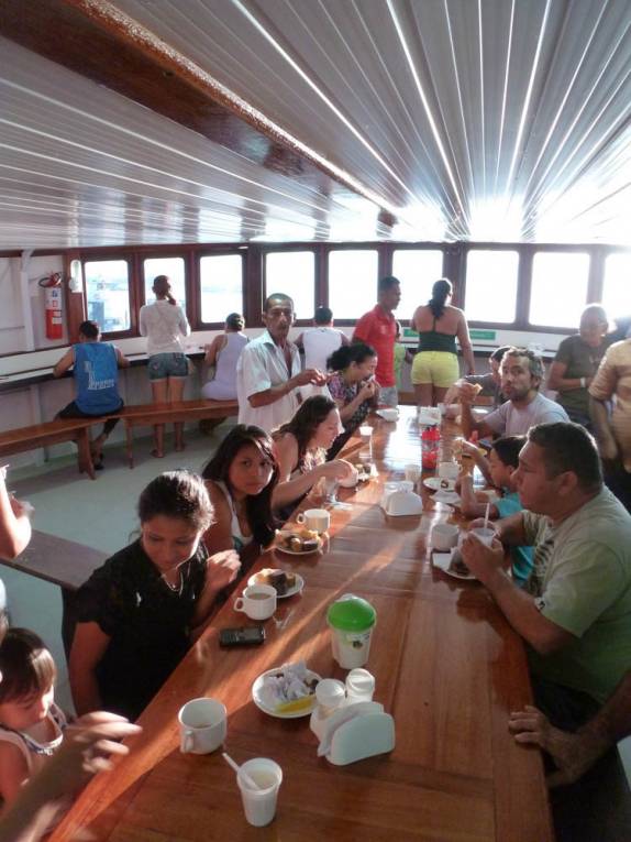 Hora do café da manhã em nosso barco, ancorado em Coari, às margens do rio Solimões, no Amazonas